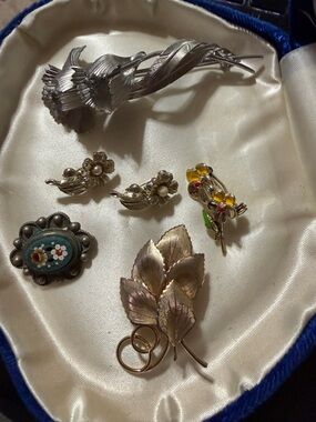 Vintage 6 piece lot of flower and leaf brooches 1 marked